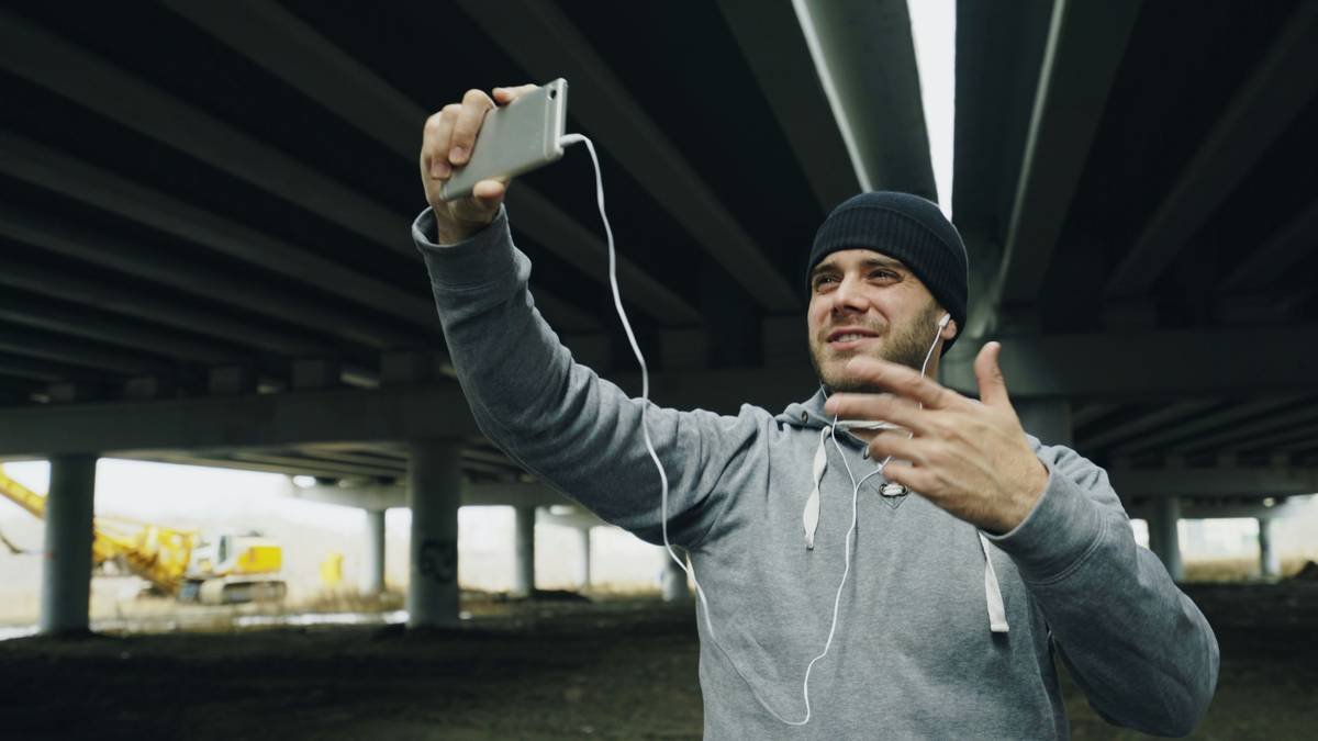 Graph showing elevated cortisol levels in athletes wearing restrictive vs. non-restrictive athletic wear during climbing sessions