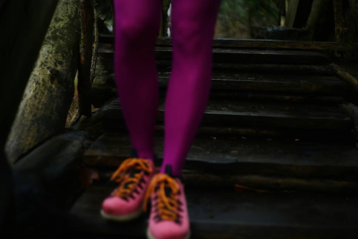 Chart comparing key features of top climbing tights: stretch, opacity, seam placement, moisture-wicking