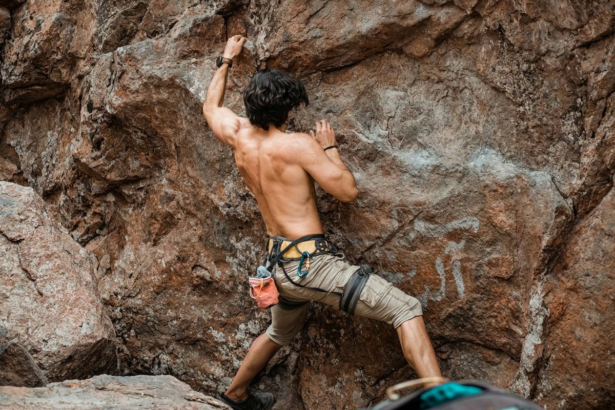 Chart showing inverse relationship between body weight and climbing grade progression in recreational climbers