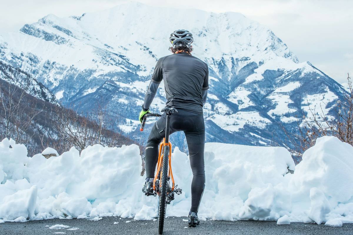Infographic comparing thermal retention, wind resistance, and breathability of 5 popular winter cycling tights brands