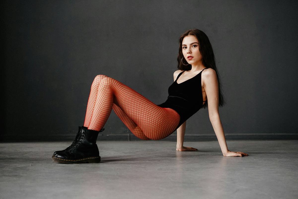 Side-by-side comparison of poorly fitting vs well-fitting climbing tights showing waist slippage and thigh bunching