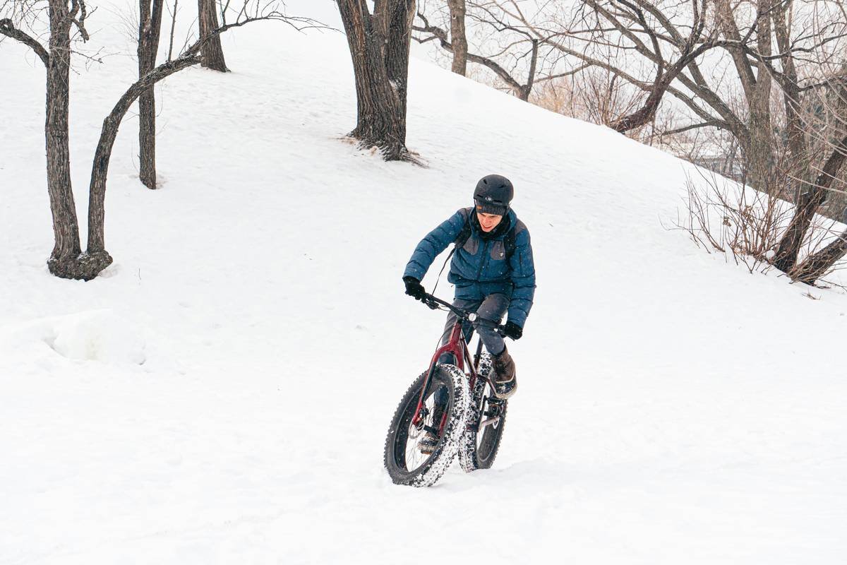 Comparison chart showing thermal performance of common cycling tights fabrics in Canadian winter conditions