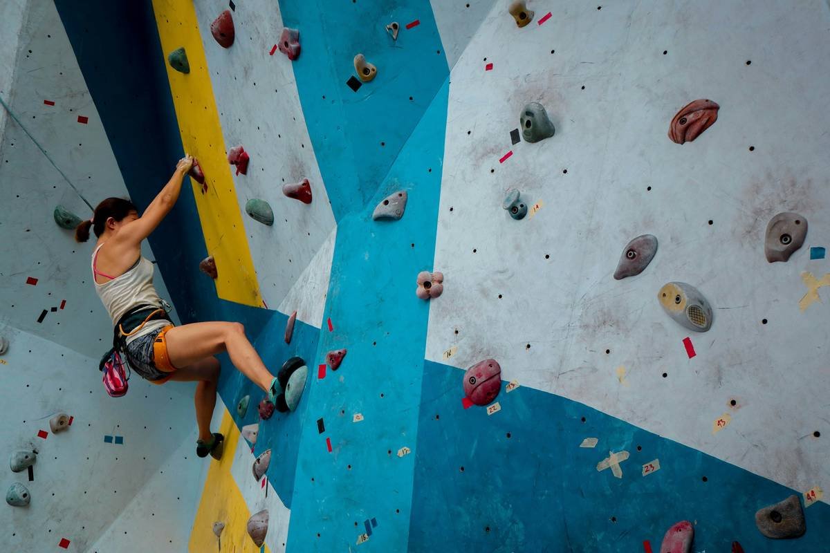 Close-up of articulated climbing tights showing seamless flex at knee during unrestricted free climbing